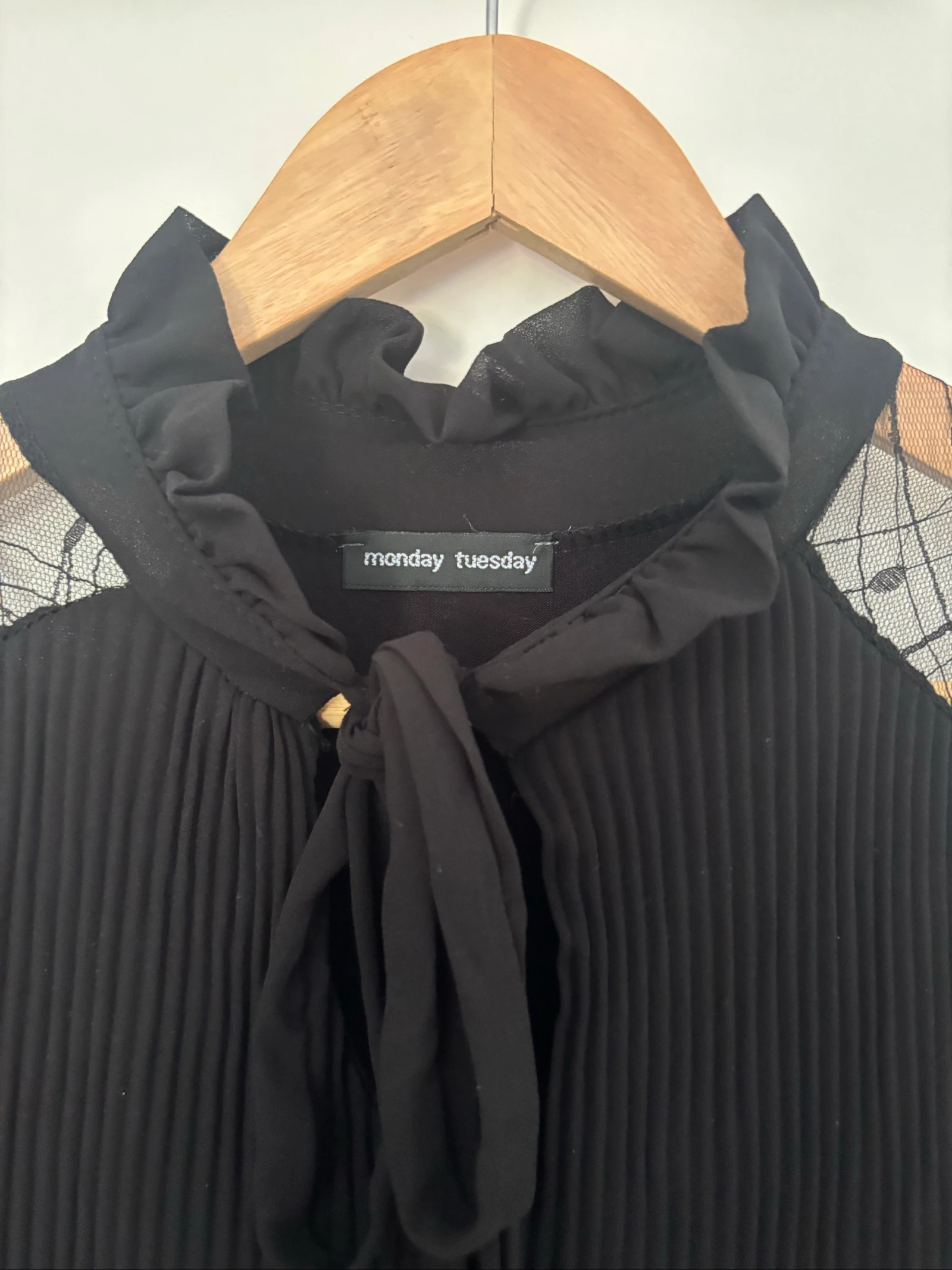 155/ Blusa negra con mangas de encaje y cuello con lazo - Monday Tuesday - Talla 38 – photo 3